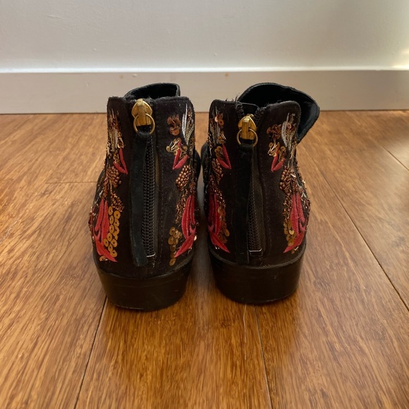 Kenneth Cole Black Suede Booties with Detailed Heel (9 US) - Picture 5 of 6